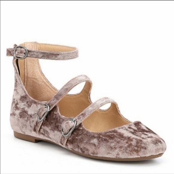 Very Volatile Shoes - 🌸2/$25 NWOB Very Volatile Lumina Velvet Ballet Flat blush mauve 3 straps